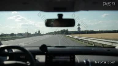年轻女子在高速公路上开车经过十字路口，背景上有路标